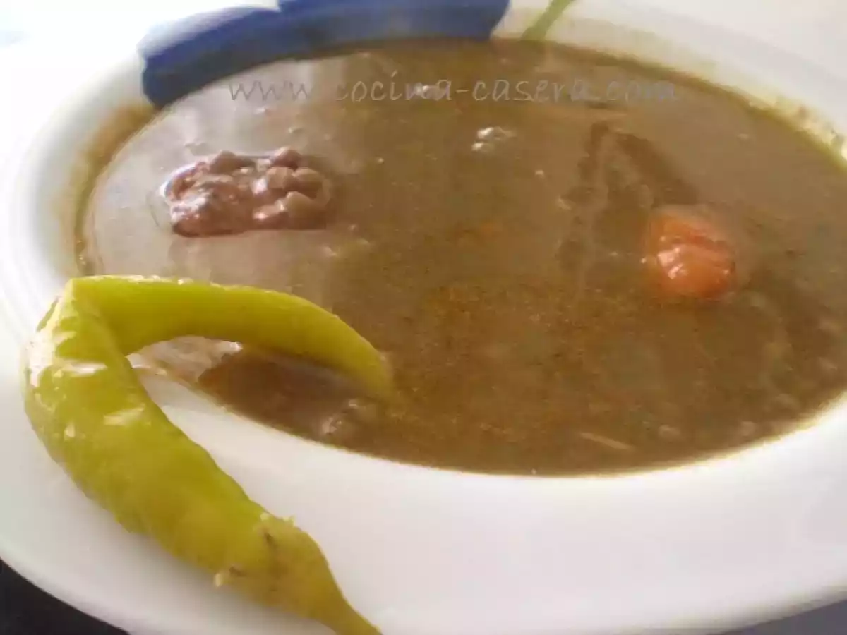 Guiso de lentejas con verduras y carne como opción