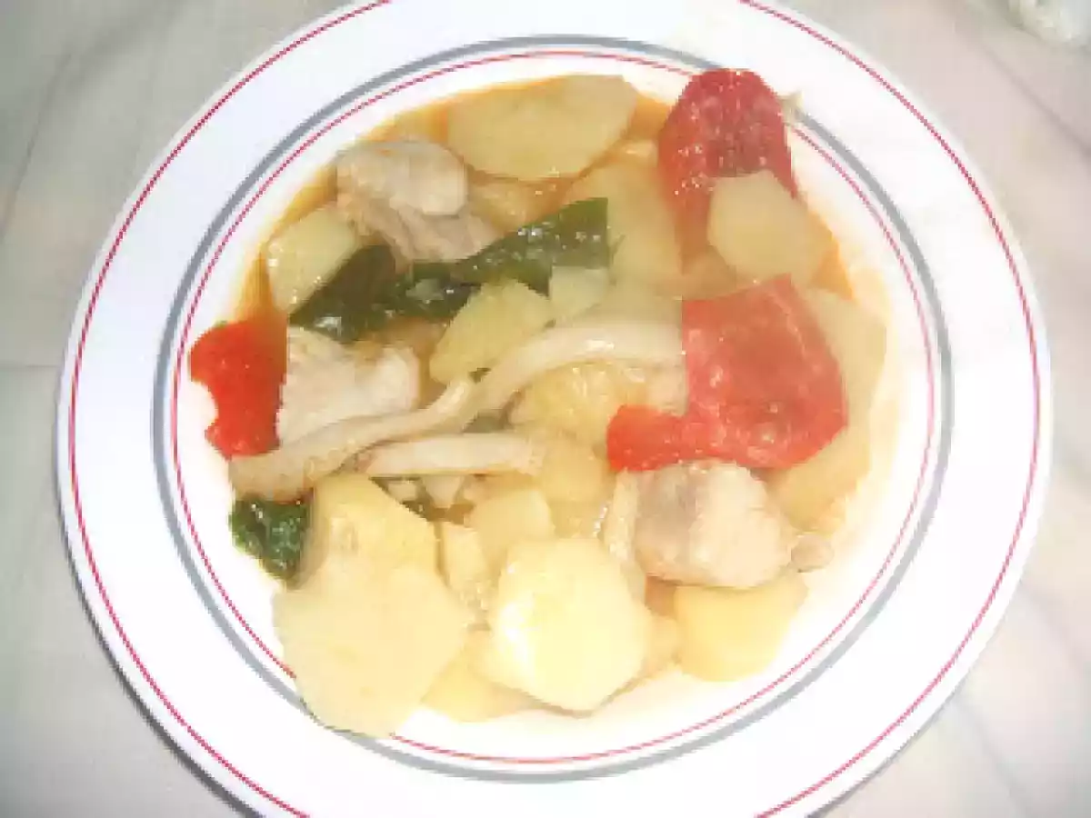 Guiso de patatas con calamares y atún