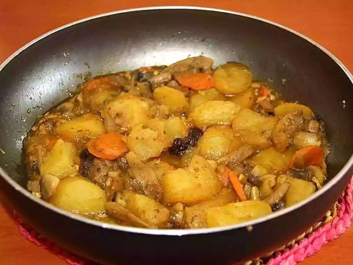 Guiso de patatas y setas con frutos secos al vino