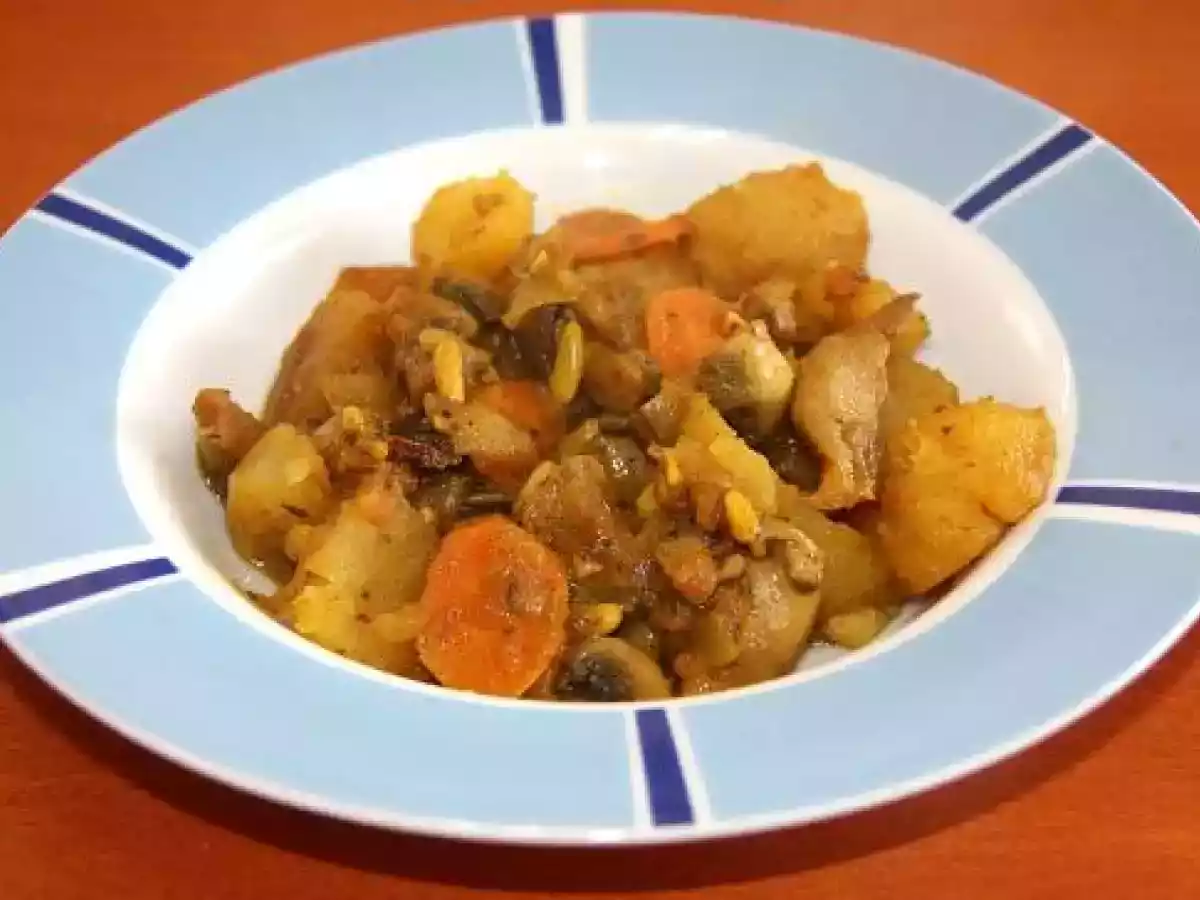 Guiso de patatas y setas con frutos secos al vino - foto 2