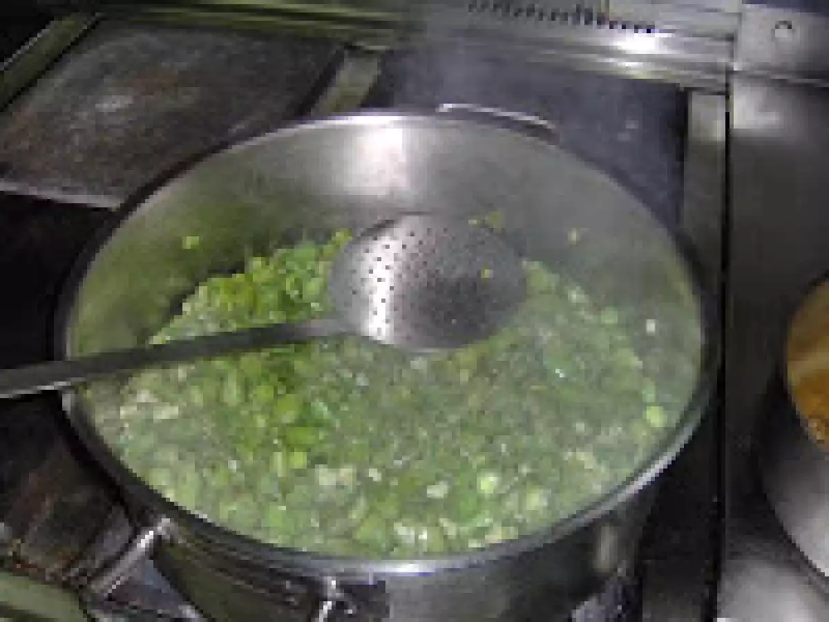 Guiso de rape y calamares con habas fritas. (Emilio Almagro)