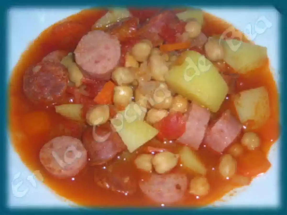 Guiso rápido de garbanzos con chorizo y salchichas