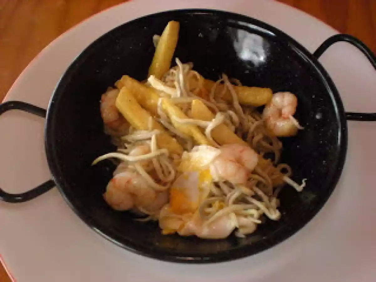 Gulas con gambas y huevos rotos