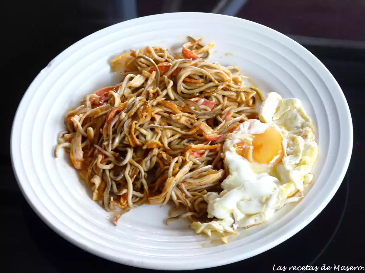Gulas con huevo frito.