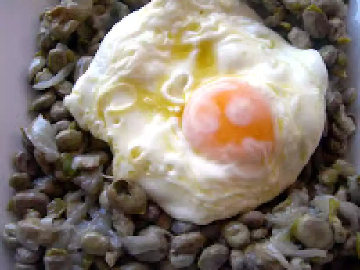 Habas con cebolleta y huevo