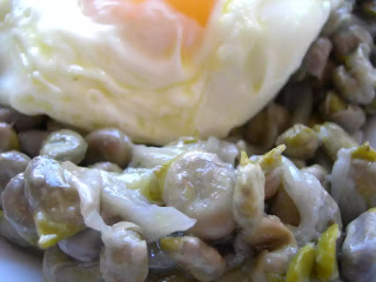 Habas con cebolleta y huevo - foto 2