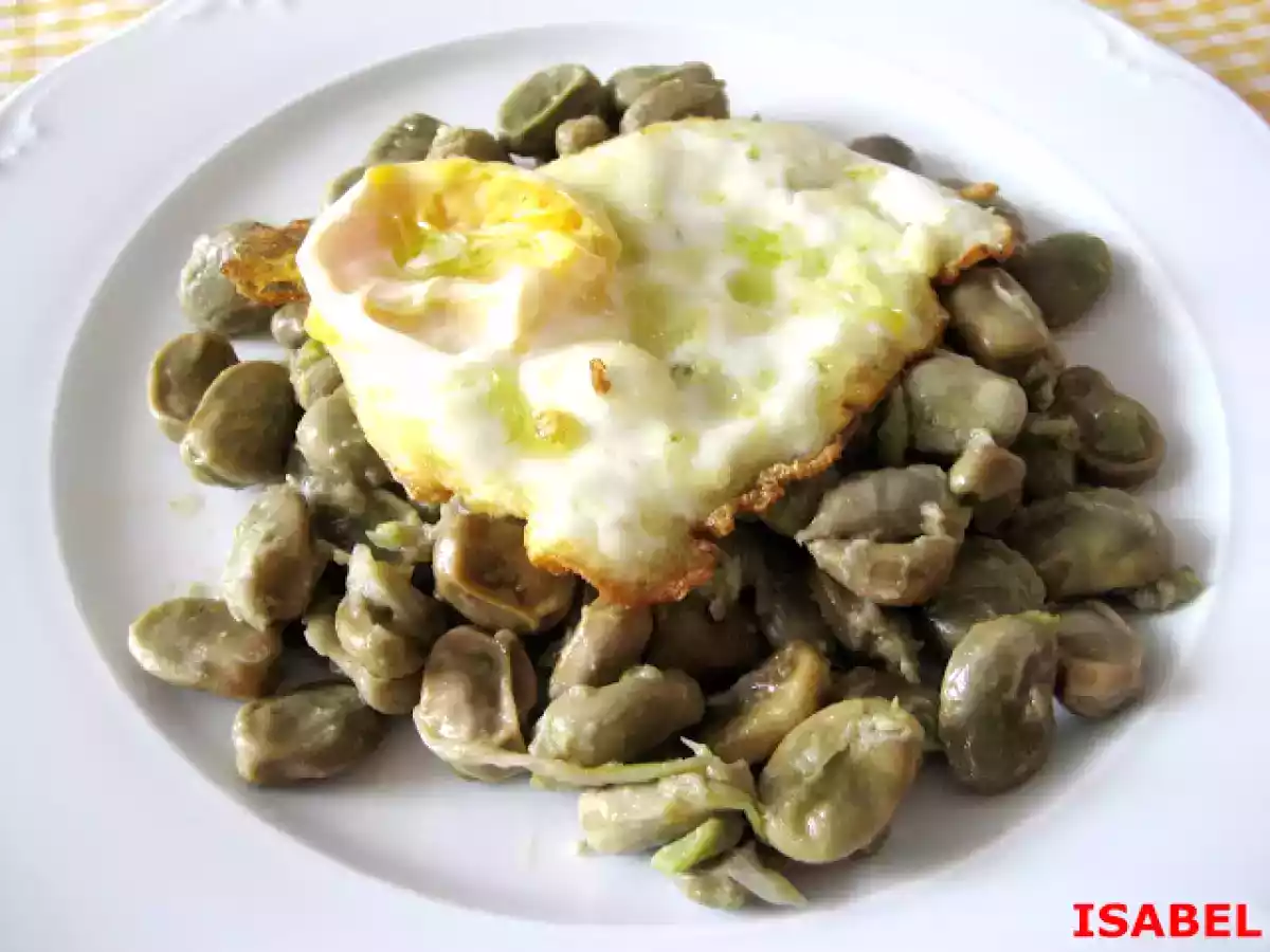 Habas con huevo frito