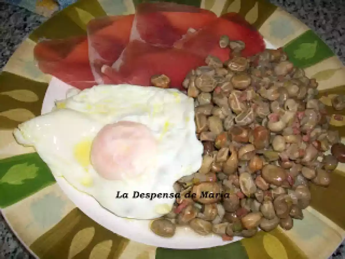 HABAS CON JAMON Y HUEVO FRITO