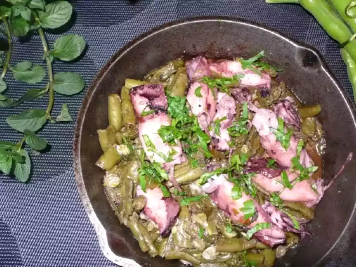 Habas confitadas con chipirones