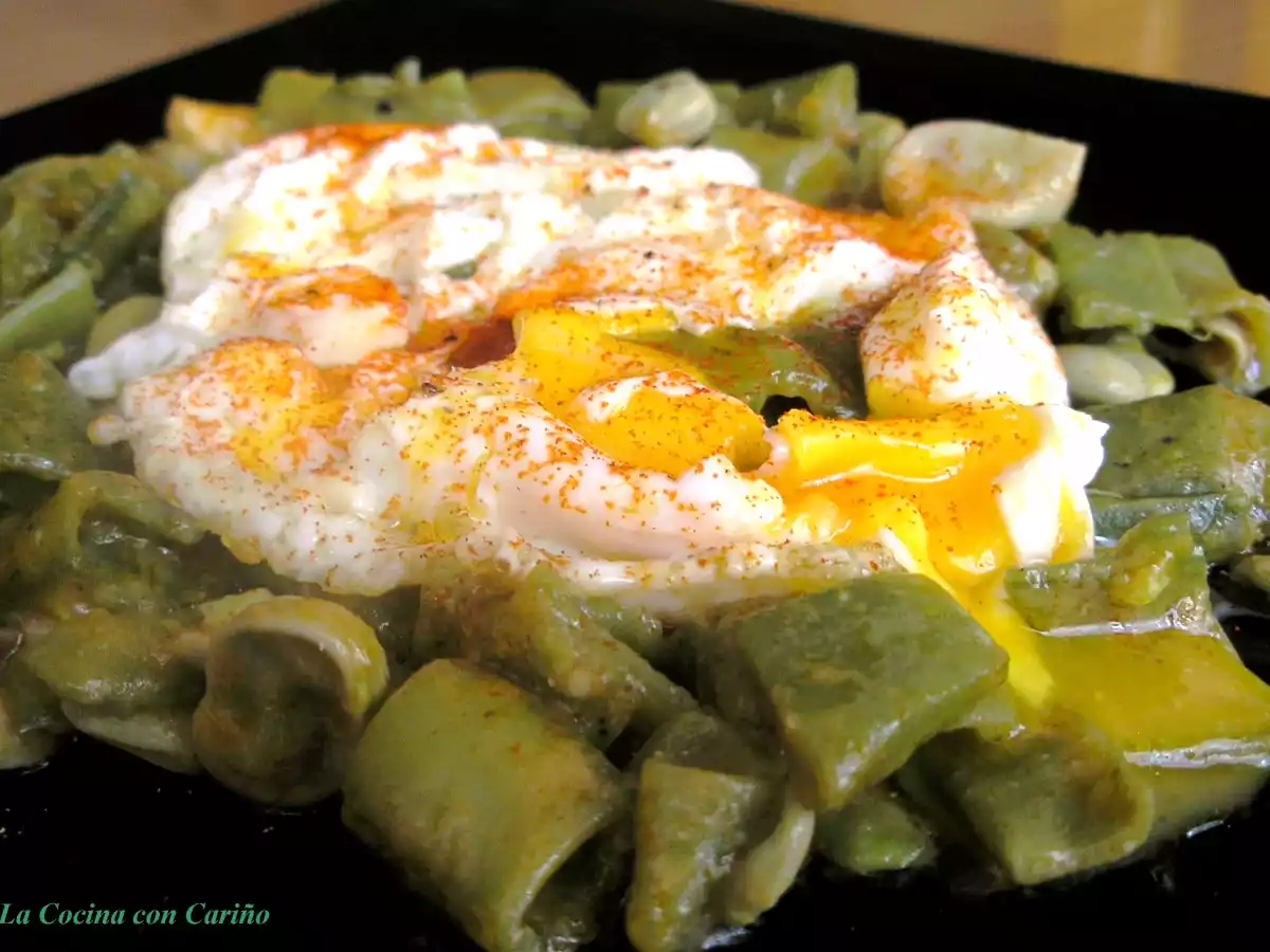 Habas tiernas esparragás con huevos rotos