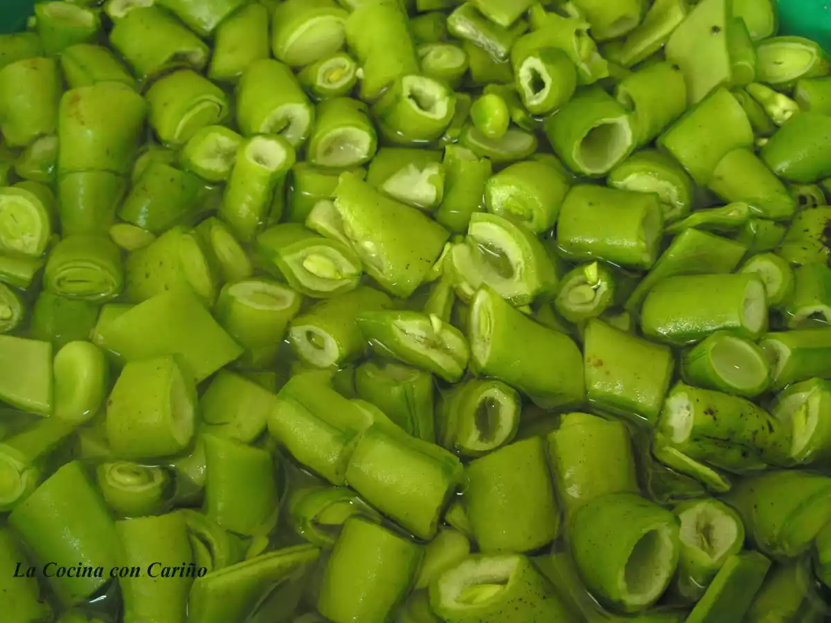 Habas tiernas esparragás con huevos rotos - foto 2