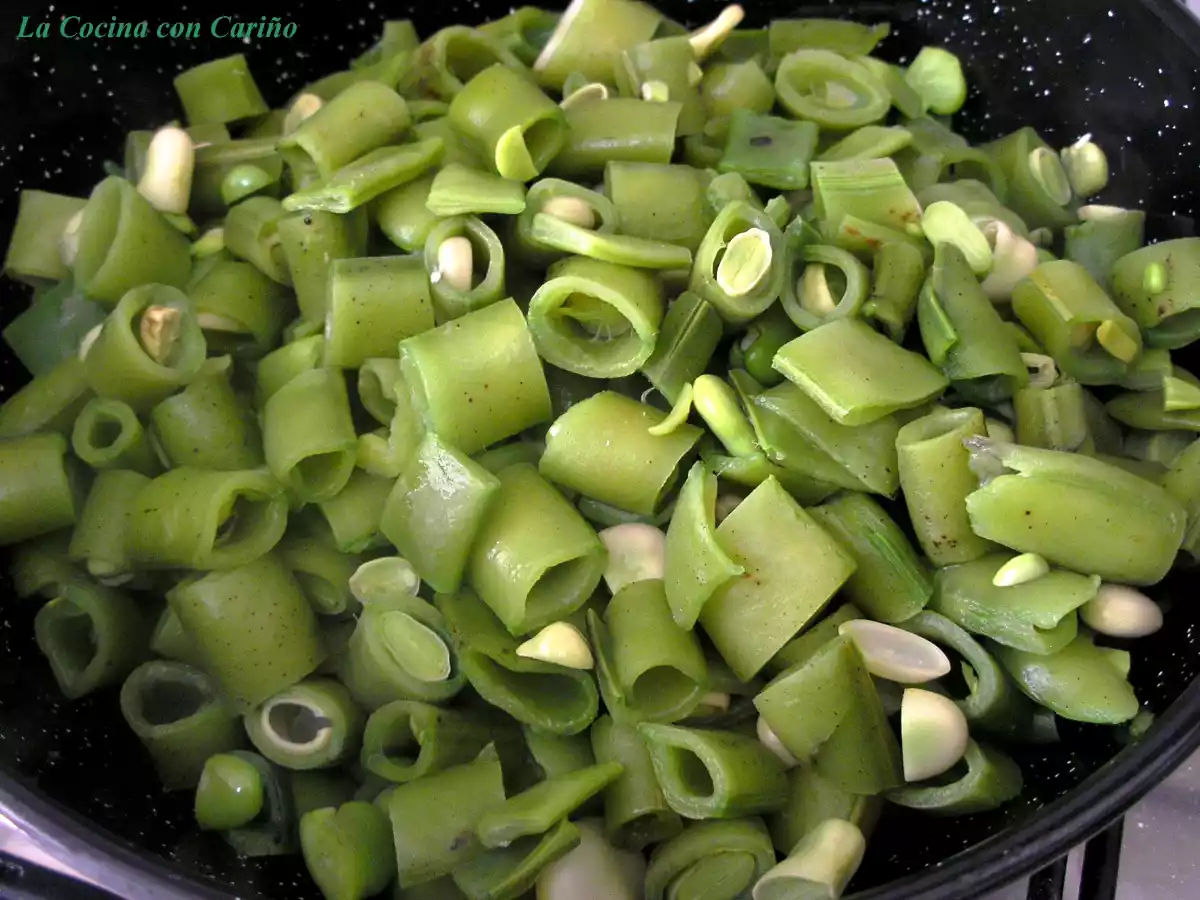 Habas tiernas esparragás con huevos rotos - foto 5