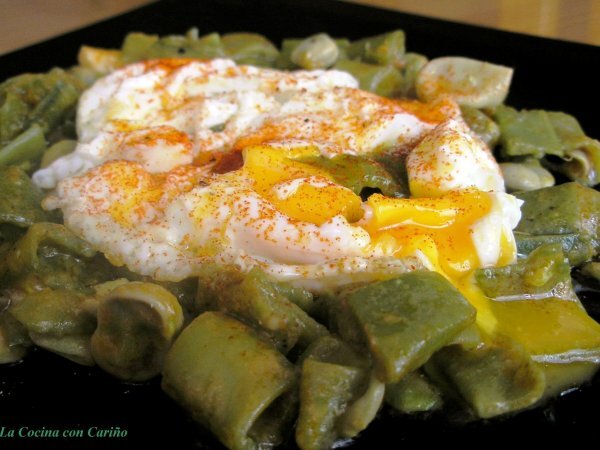 HABAS TIERNAS ESPARRAGÃS CON HUEVOS ROTOS