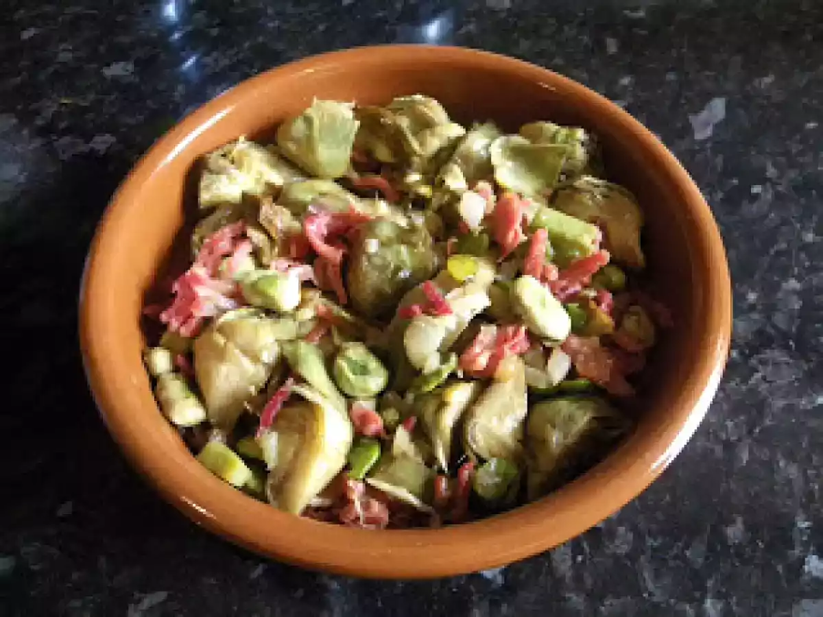 Habas y alcachofas con hilos jamón serrano Espuña.
