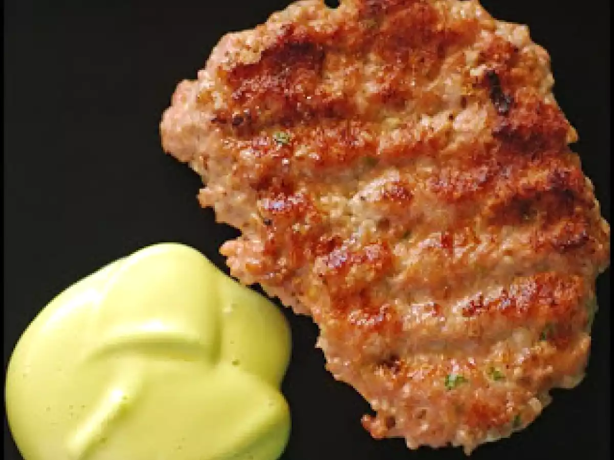 Hamburguesa de pollo, cebolleta roja y hierbabuena