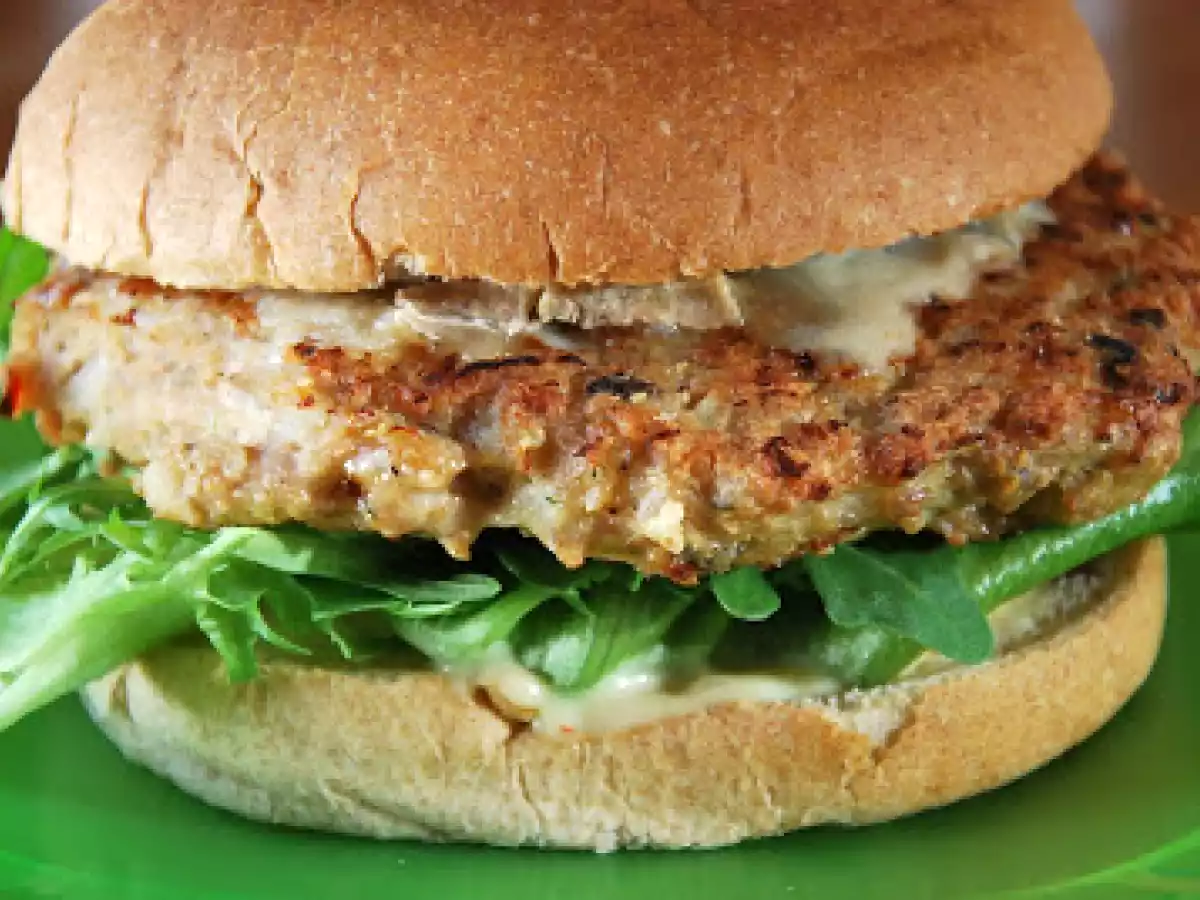 Hamburguesa de pollo con gorgonzola y rúcula