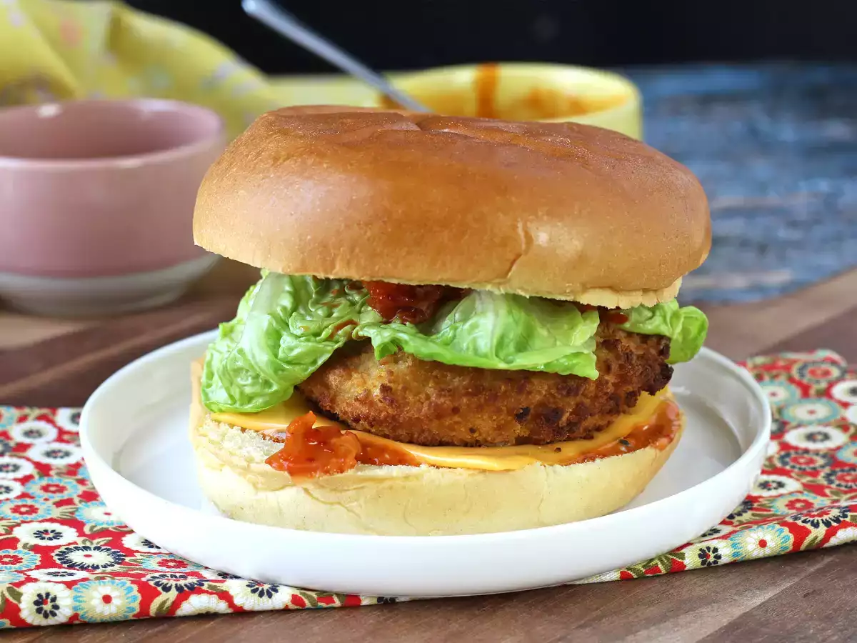 Hamburguesa de pollo empanado al estilo coreano: crujiente, picante y ultra sabrosa - foto 3