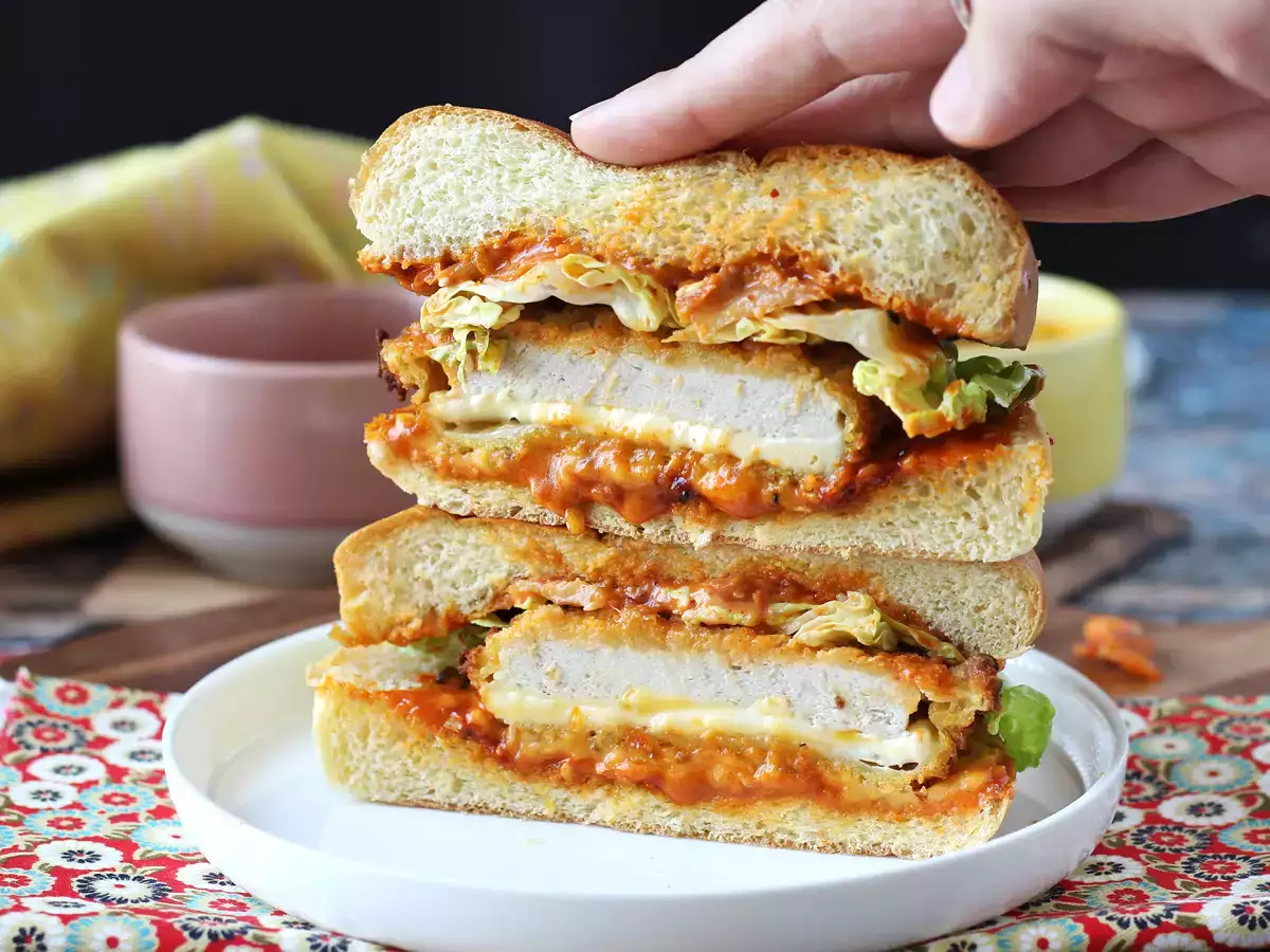 Hamburguesa de pollo empanado al estilo coreano: crujiente, picante y ultra sabrosa - foto 4