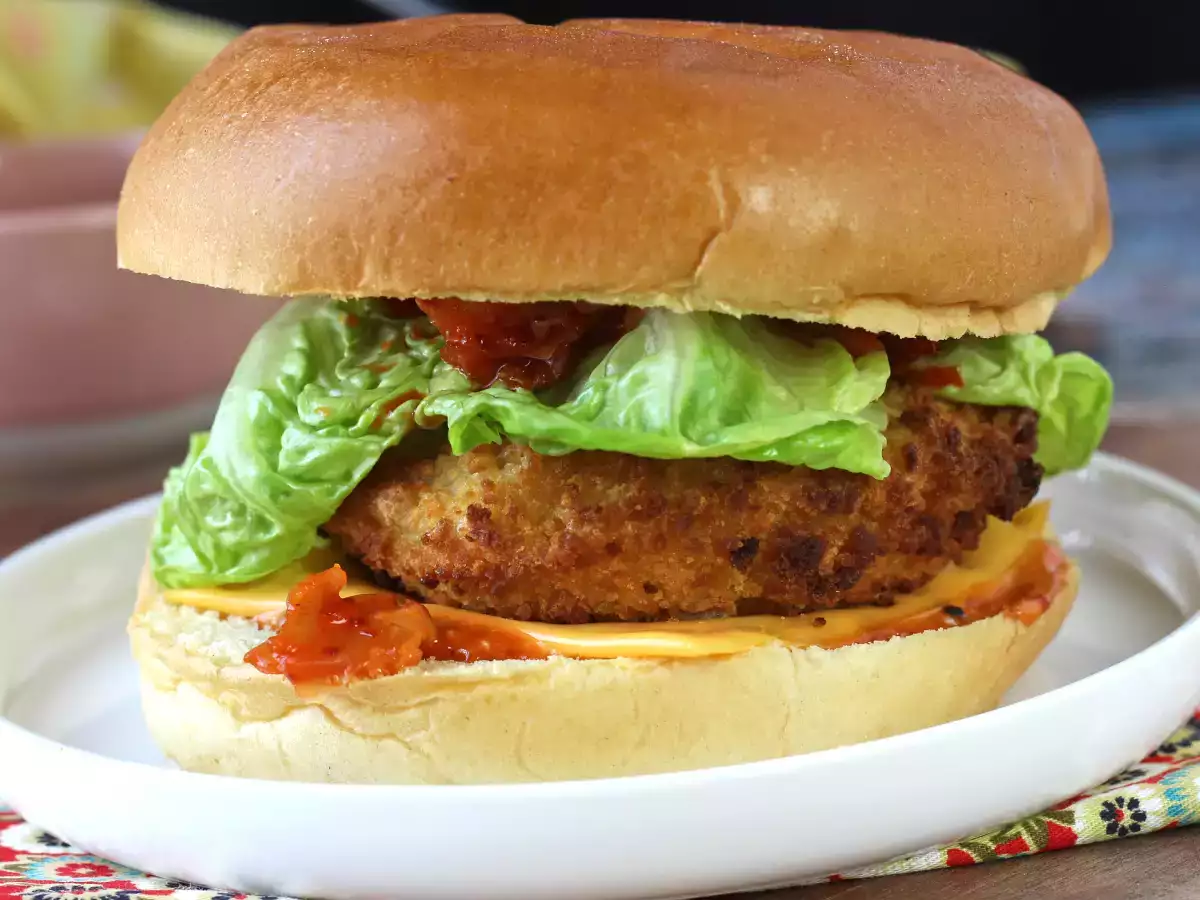 Hamburguesa de pollo empanado al estilo coreano: crujiente, picante y ultra sabrosa - foto 5