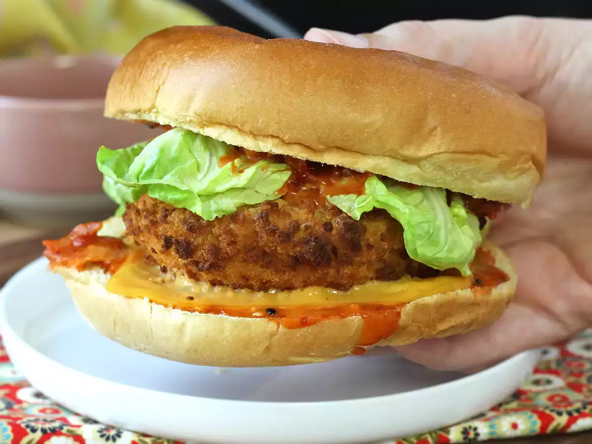 Hamburguesa de pollo empanado al estilo coreano: crujiente, picante y ultra sabrosa - foto 6
