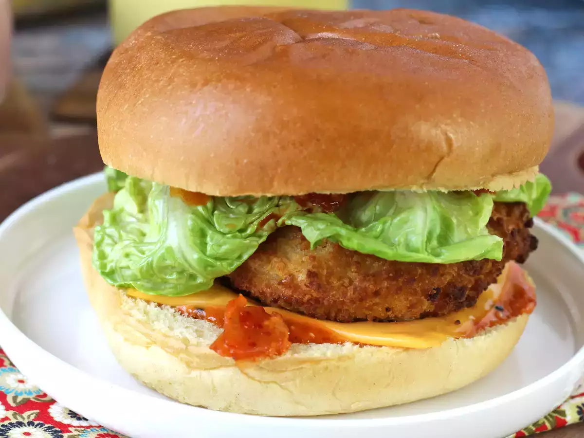 Hamburguesa de pollo empanado al estilo coreano: crujiente, picante y ultra sabrosa - foto 7