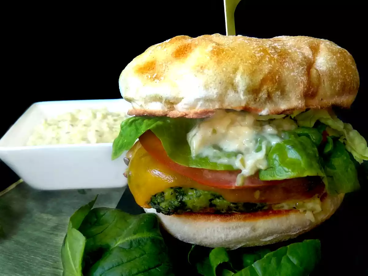 Hamburguesa de pollo y espinacas, con salsa tipo Big Mac de McDonald´s
