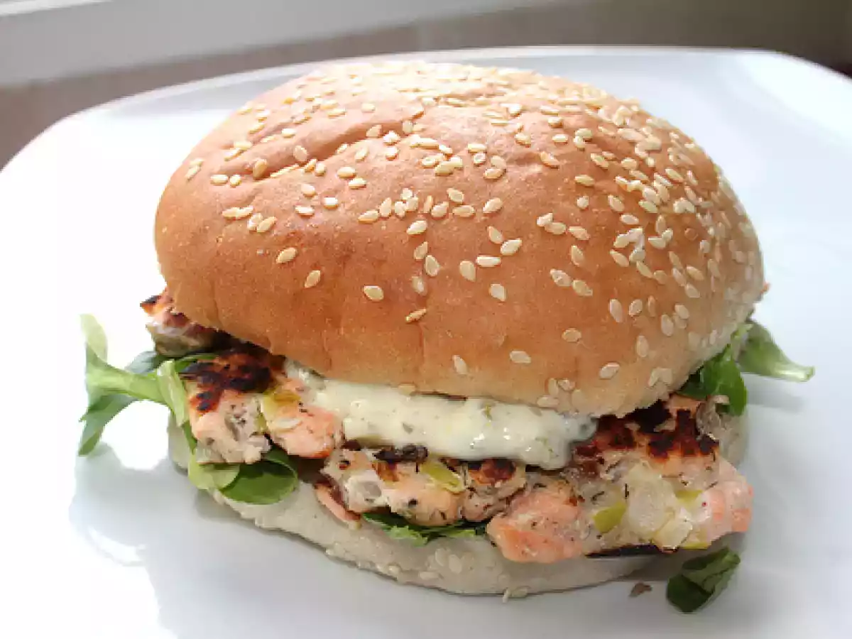 Hamburguesa de salmón con salsa tartara