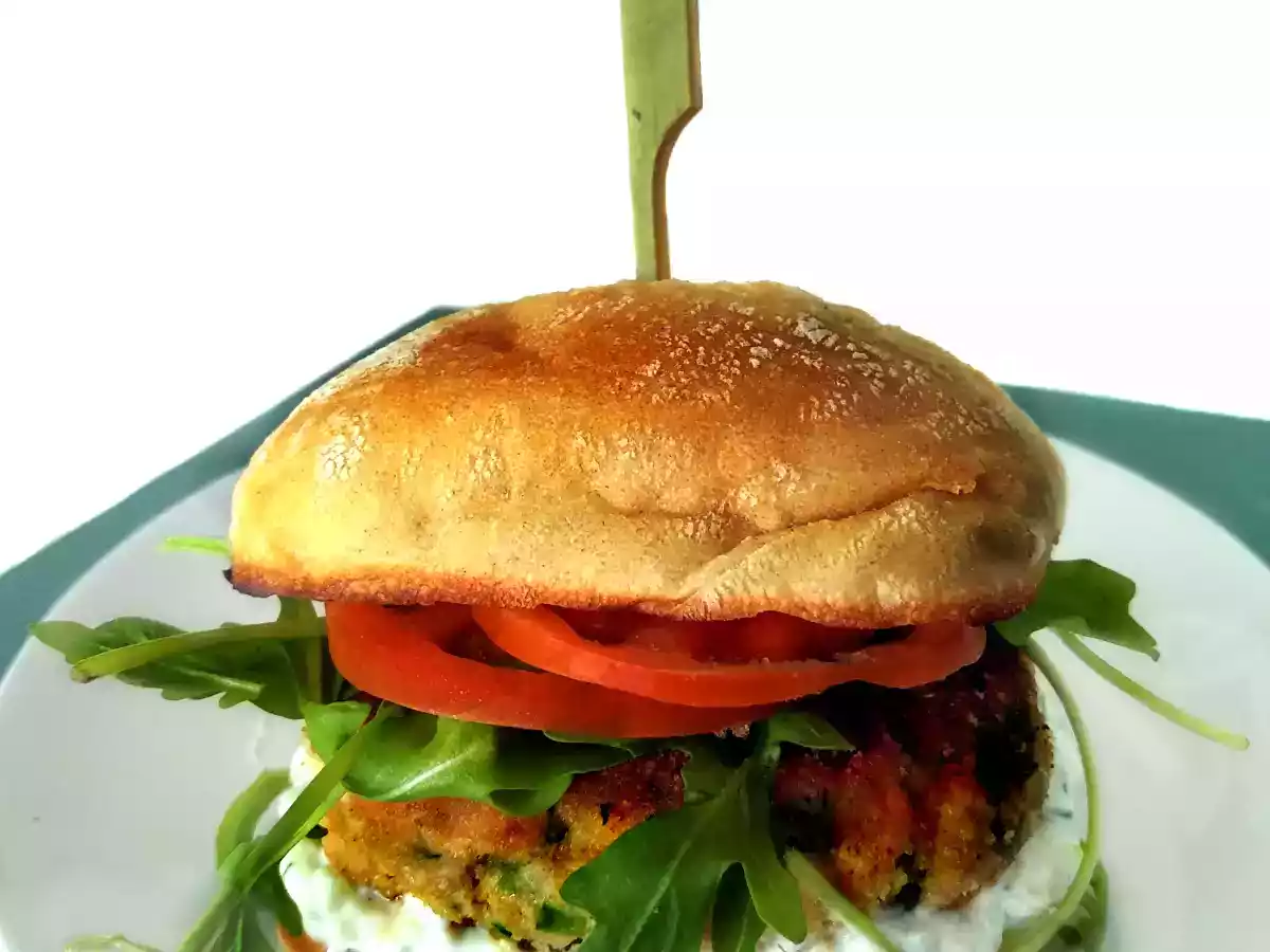 Hamburguesa de salmón con salsa tzatziki