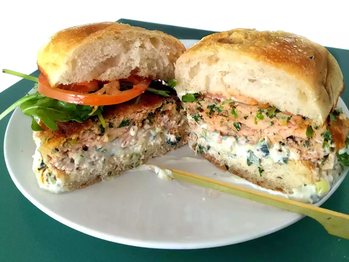 Hamburguesa de salmón con salsa tzatziki - foto 2