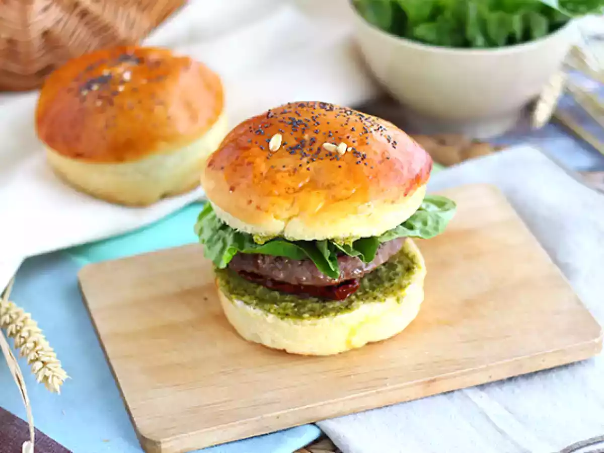 Hamburguesa italiana con pesto, tomates secos y mozzarella