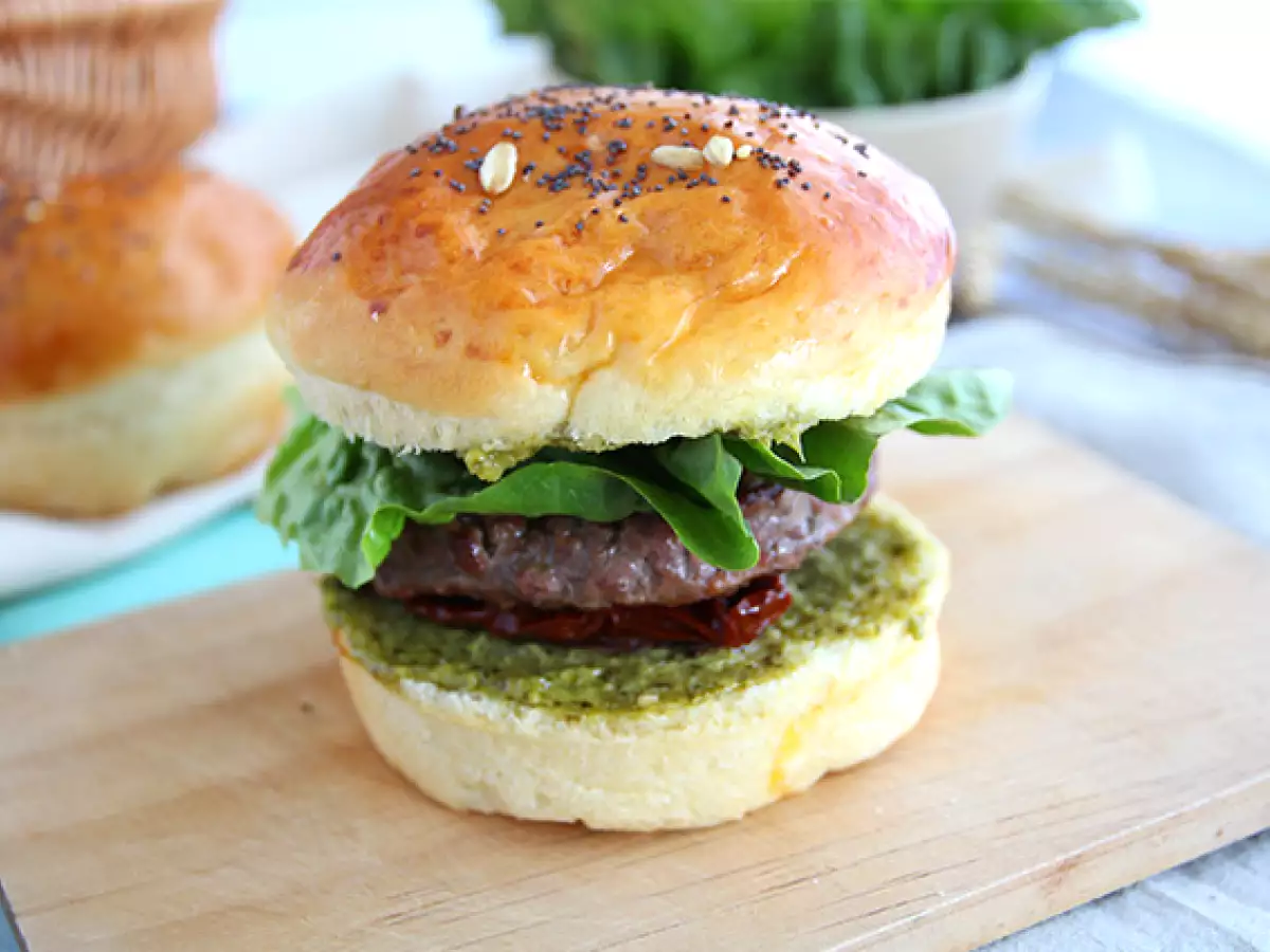 Hamburguesa italiana con pesto, tomates secos y mozzarella - foto 3