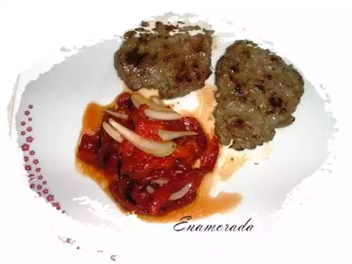 Hamburguesas a la plancha con guarnición de pimientos asados