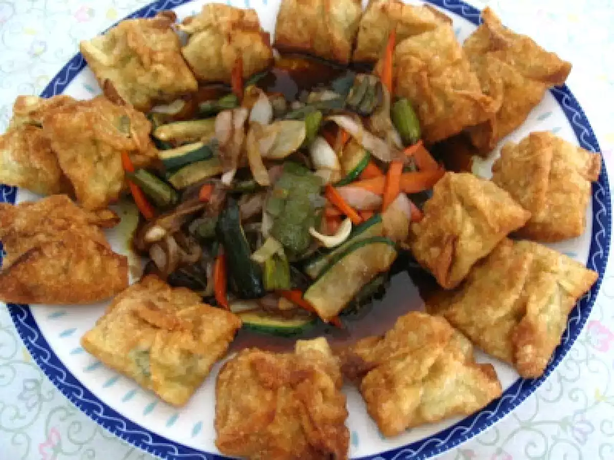 HATILLOS DE WON TON DE CARNE DE CERDO Y VERDURAS CON SALSA DE SOJA
