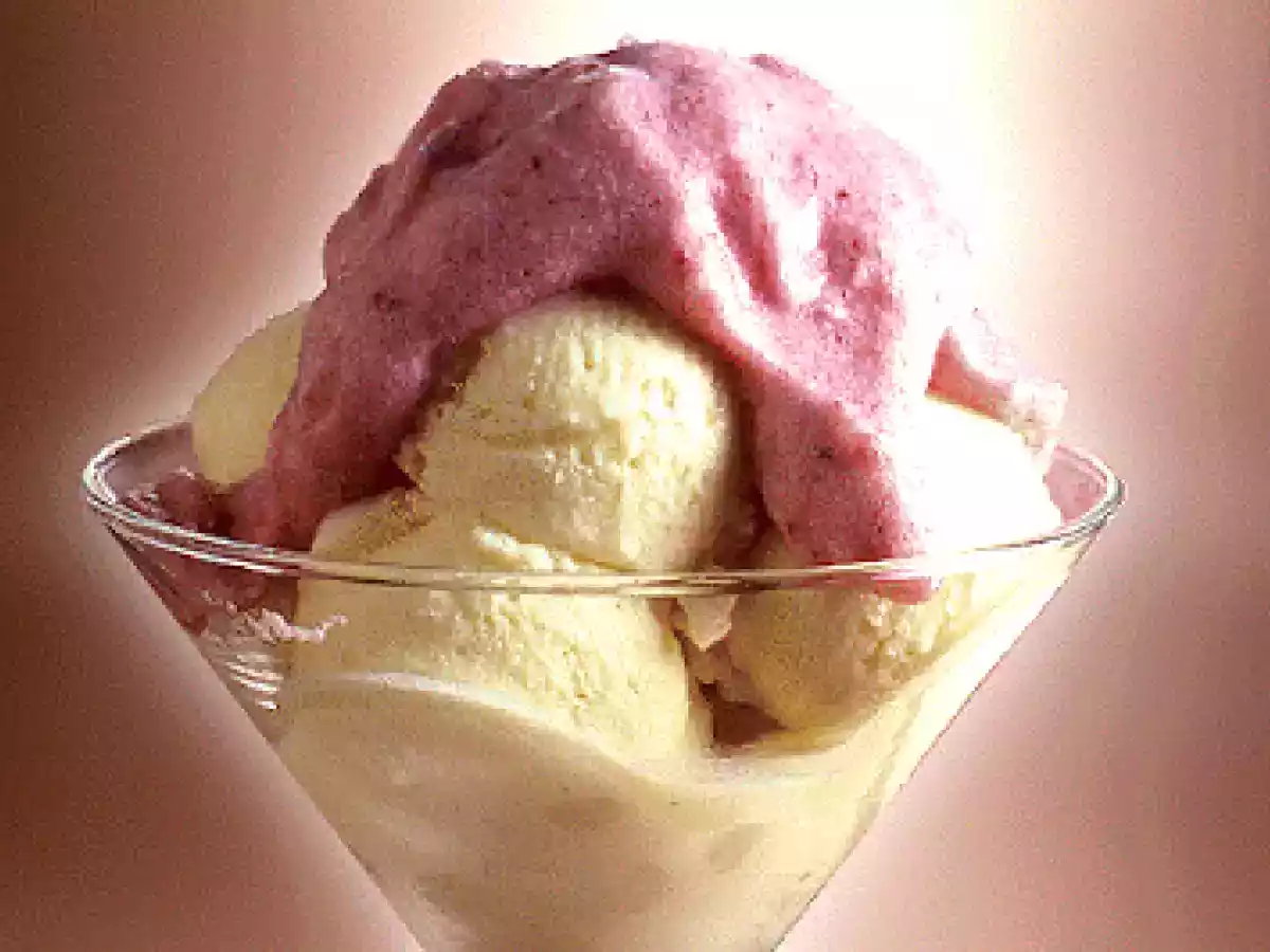 Helado de jengibre con crema de fresas