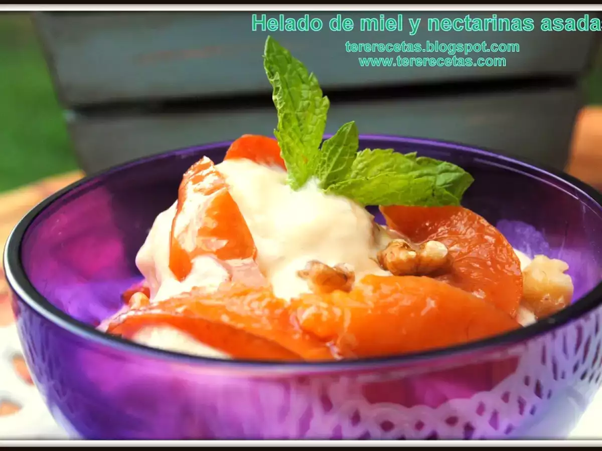 Helado de miel y nectarinas asadas