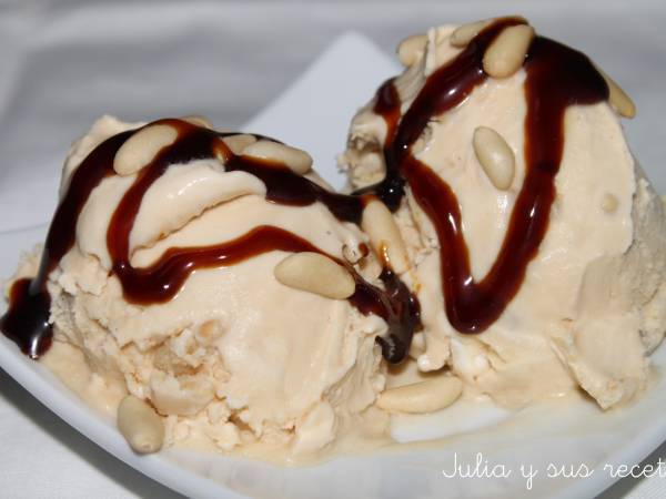 Helado de nata con piñones