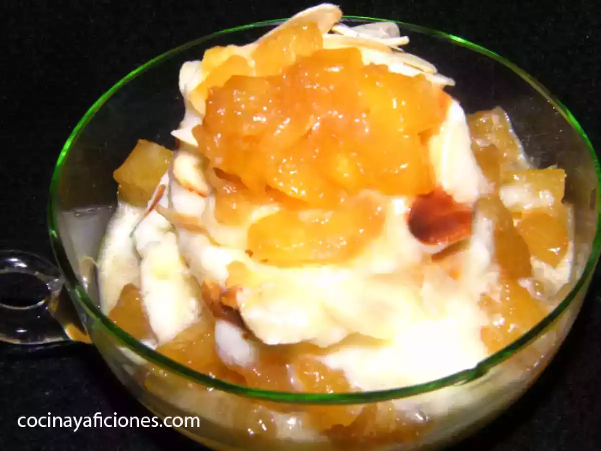 Helado de piña con piña natural caramelizada y láminas de almendra, receta