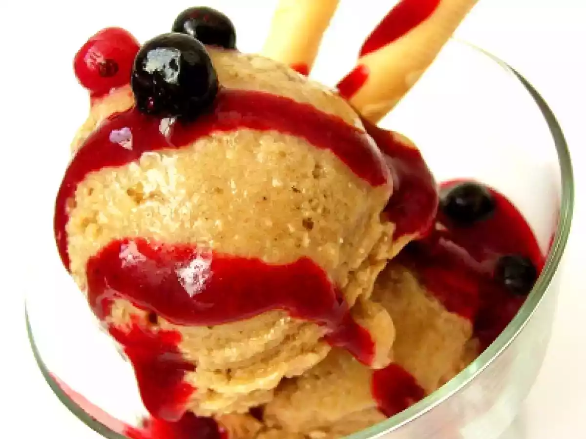 Helado de plátano y nueces con salsa de arándanos