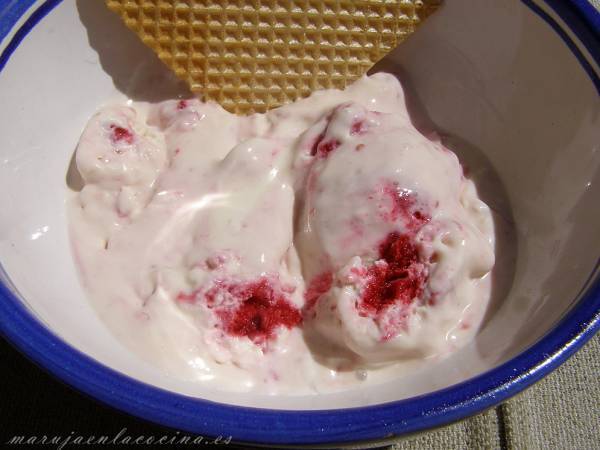 Helado de queso de cabra y frambuesa (Thermomix)