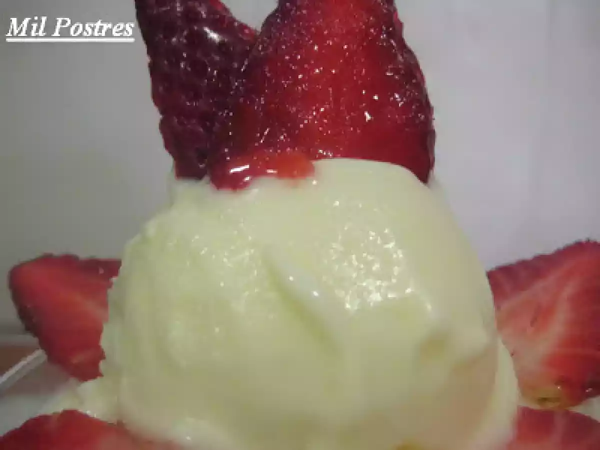 Helado de vainilla con fresas