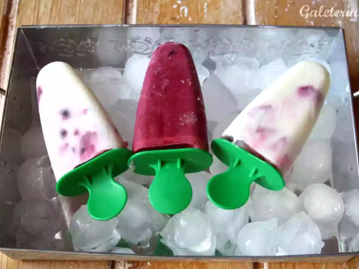 Helado de yogur griego y cerezas