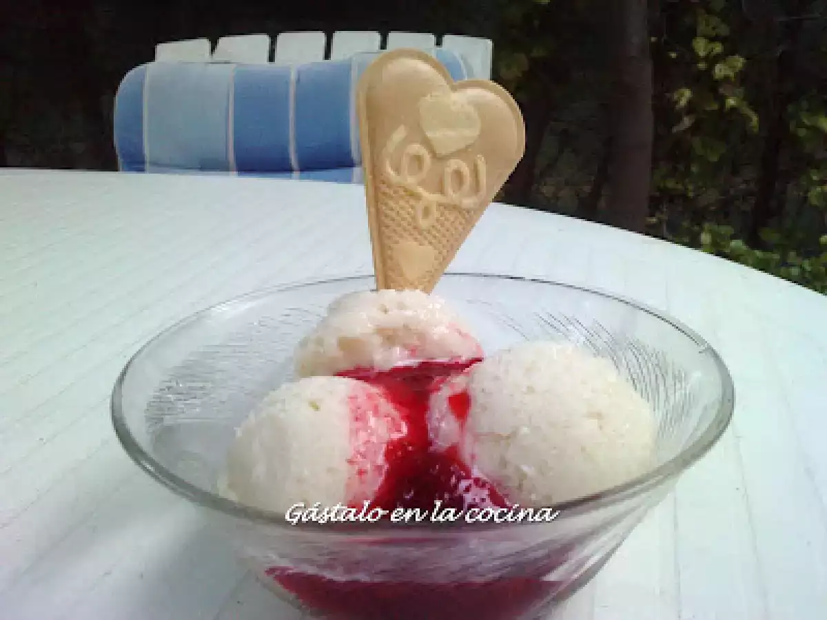 HELADO DE YOGUR Y CANELA CON MERMELADA DE FRESA LIGHT