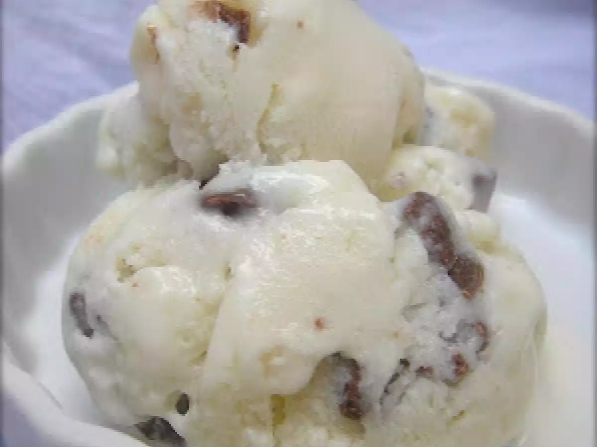 Helado de yogur y mascarpone con trocitos de chocolate