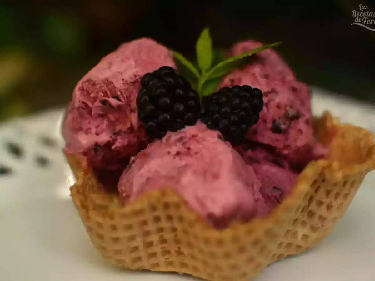 Helado de yogur y moras