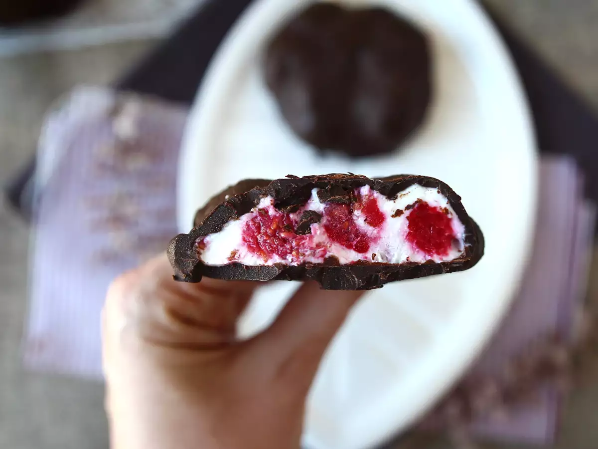 Helados de skyr y frambuesa con cobertura de chocolate negro - foto 2