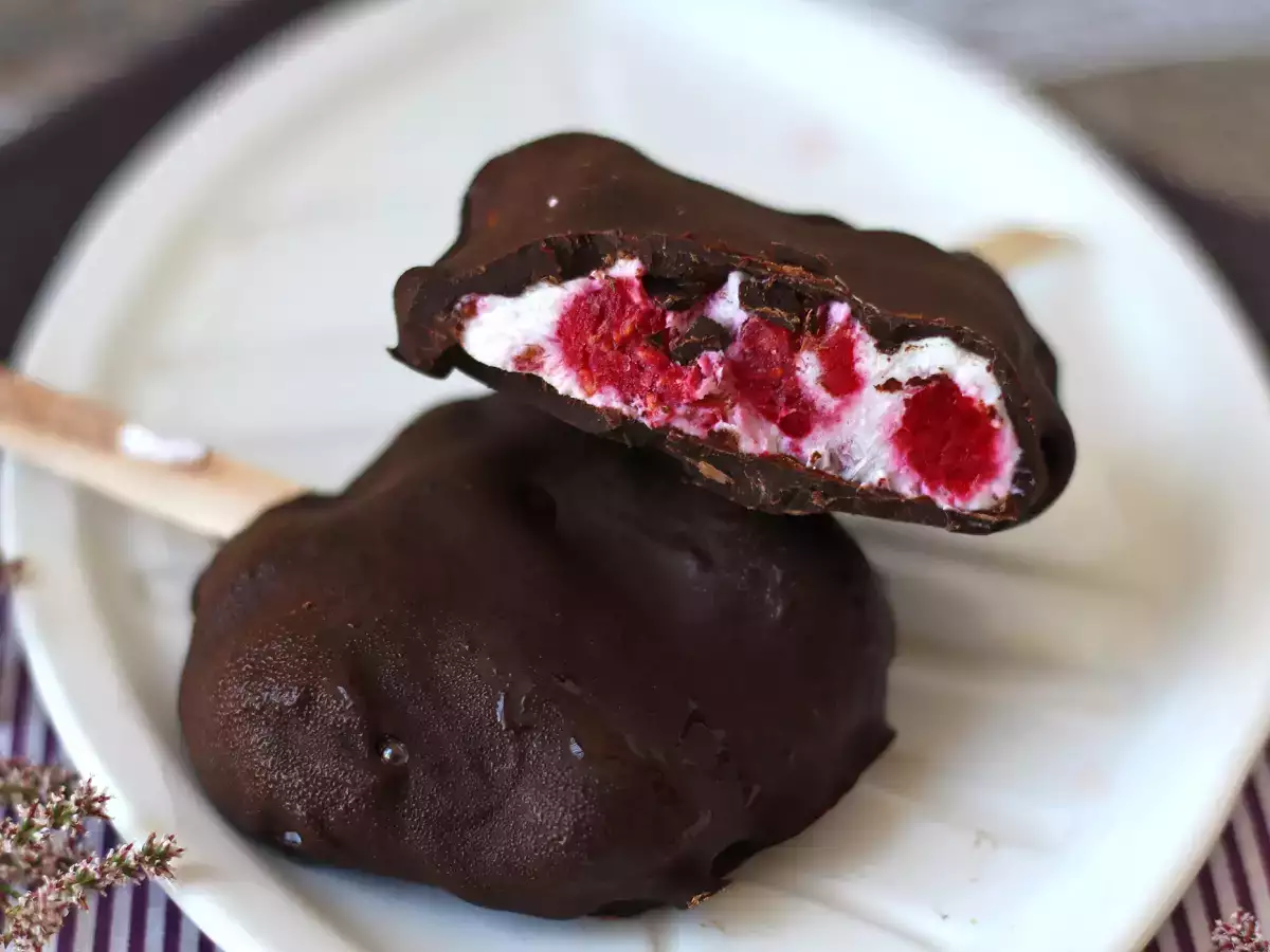 Helados de skyr y frambuesa con cobertura de chocolate negro - foto 6