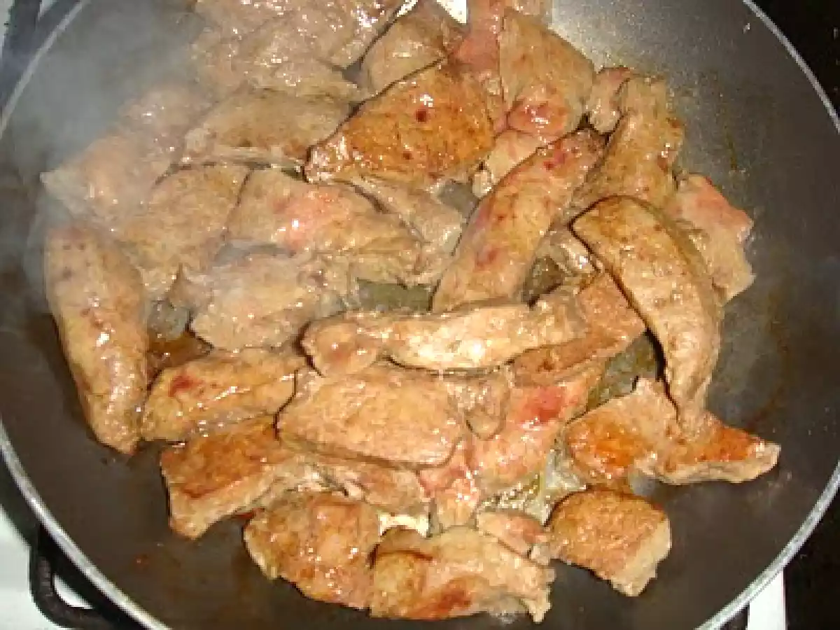 Hígado al vino blanco encebollado