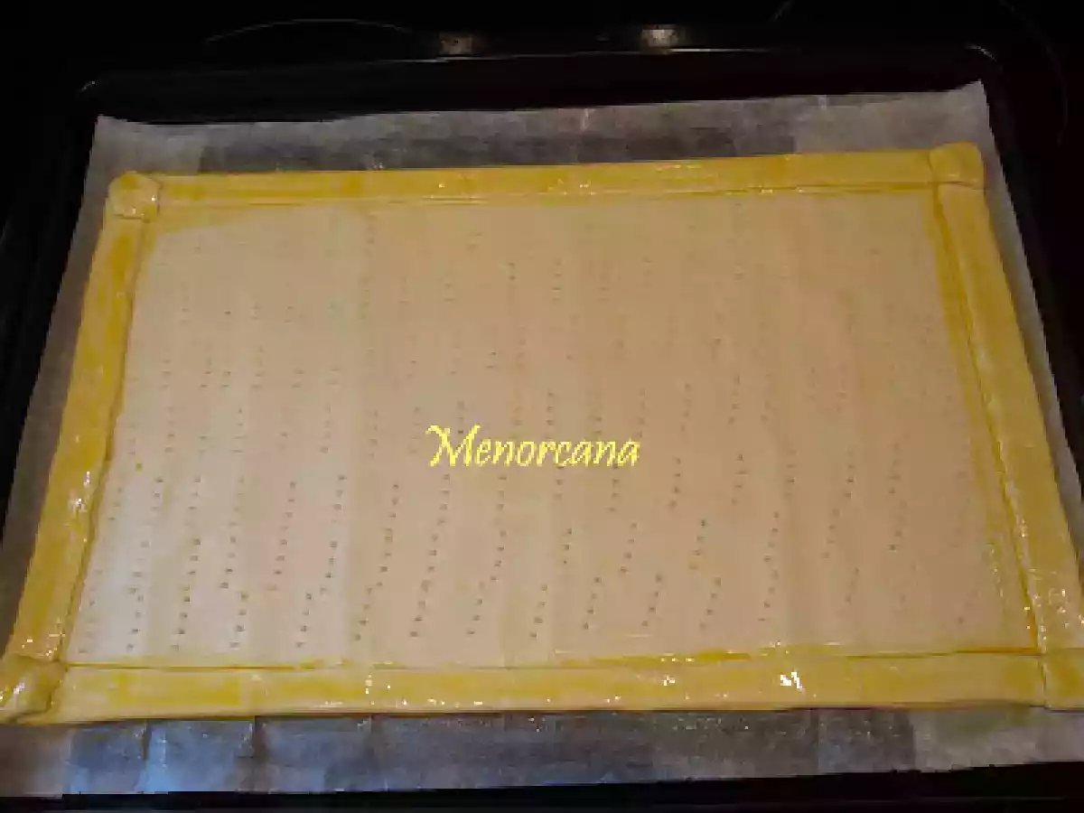 Hojaldre con crema de naranja y frutas