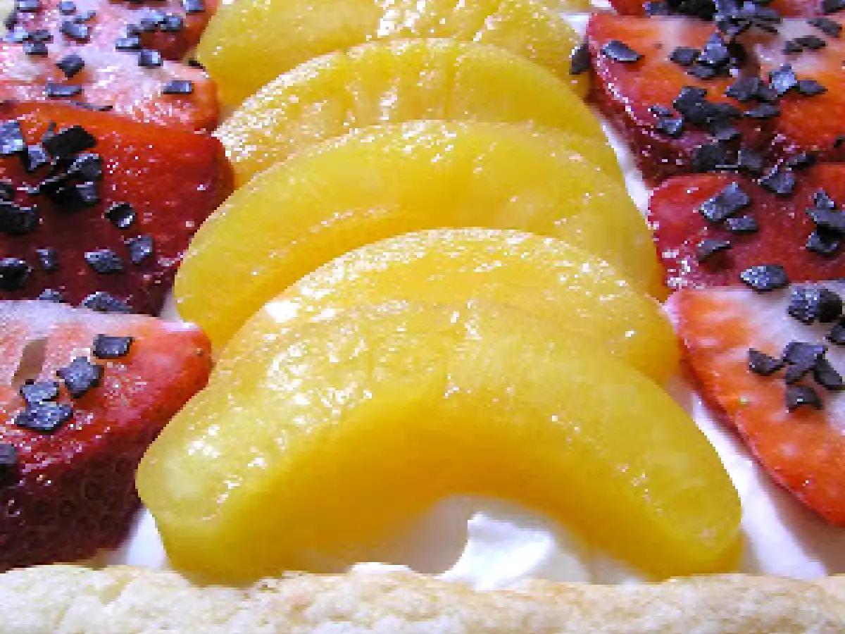 Hojaldre con fresas y melocotón.