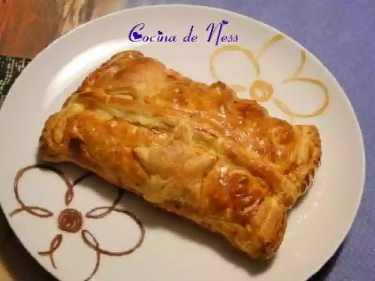 Hojaldre con queso de cabra, beicon y datiles